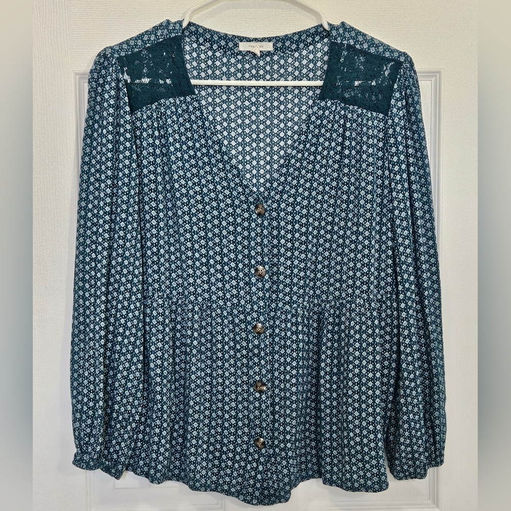 Maurices Blue and White Long Sleeve Buttoned Vneck Blouse Size M